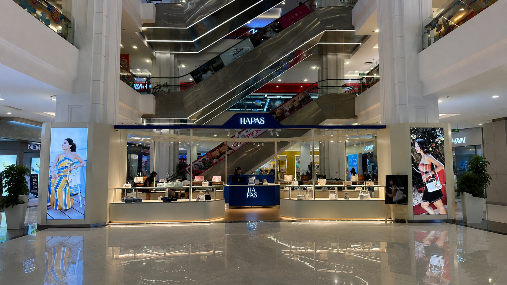 Thiết kế & thi công showroom Hapas tại trung tâm thương mại